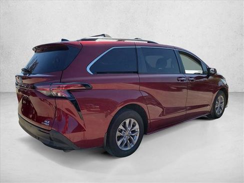 Used 2021 Toyota Sienna XLE FWD image 5
