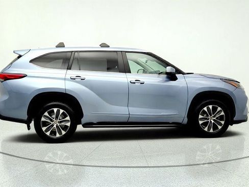Used 2023 Toyota Highlander XLE AWD/4WD image 4