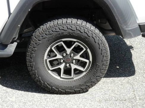 Used 2024 Jeep Gladiator Rubicon w/ Technology Group AWD/4WD image 12