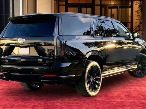 Used 2023 Land Rover Range Rover Long Wheelbase Autobiography image 6