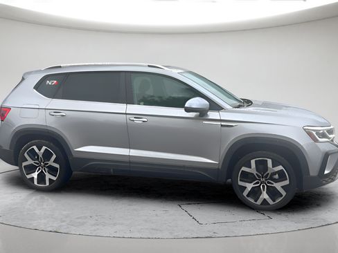 Used 2023 Volkswagen Taos SEL AWD/4WD image 2