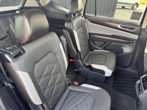 Used 2024 Volkswagen Atlas Peak Edition SE AWD/4WD image 29