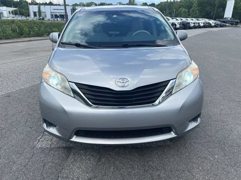 Used 2012 Toyota Sienna LE FWD image 2