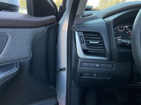 Used 2023 Nissan Rogue SV image 25