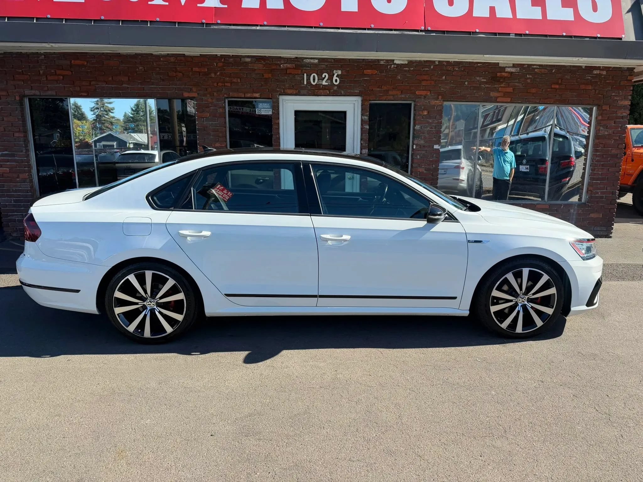 Used 2018 Volkswagen Passat GT FWD image 2