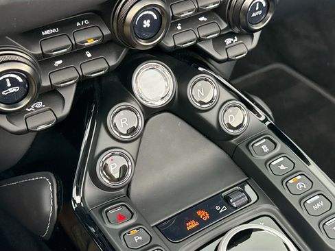 Used 2023 Aston Martin V8 Vantage Roadster RWD image 18