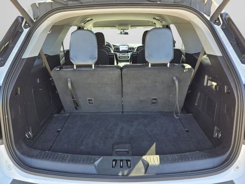 Used 2022 Ford Explorer XLT w/ Equipment Group 202A image 27