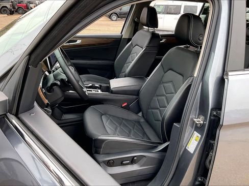 Used 2025 Volkswagen Atlas SE image 9
