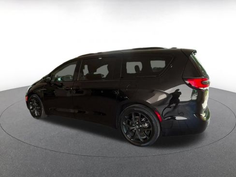 Used 2025 Chrysler Pacifica Limited FWD image 7