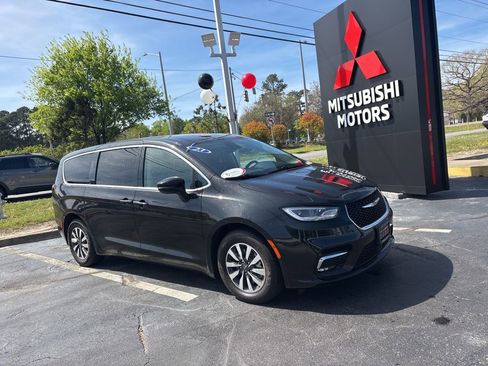 Used 2023 Chrysler Pacifica Touring-L image 1