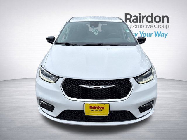 Used 2024 Chrysler Pacifica Limited FWD image 2
