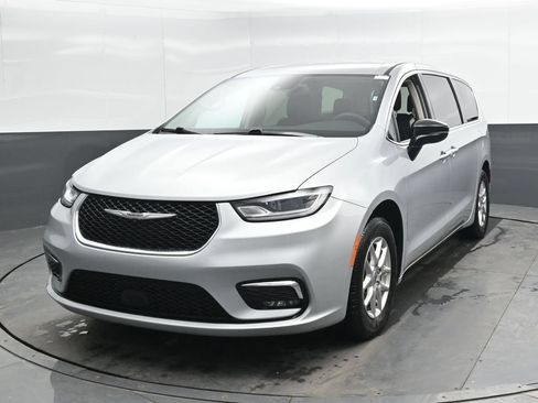 Used 2024 Chrysler Pacifica Touring-L FWD image 6