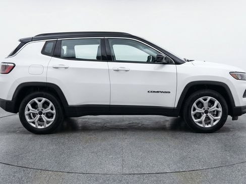 Used 2025 Jeep Compass Latitude AWD/4WD image 11