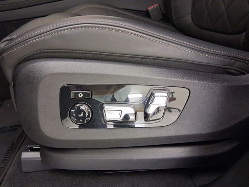 Used 2024 BMW X7 xDrive40i w/ M Sport Package AWD/4WD image 16