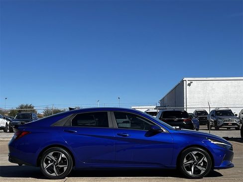 Used 2023 Hyundai Elantra SEL w/ Convenience Package image 3