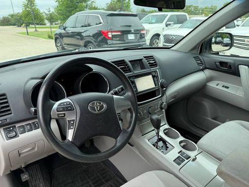 Used 2013 Toyota Highlander FWD w/ Cold Weather Pkg image 9