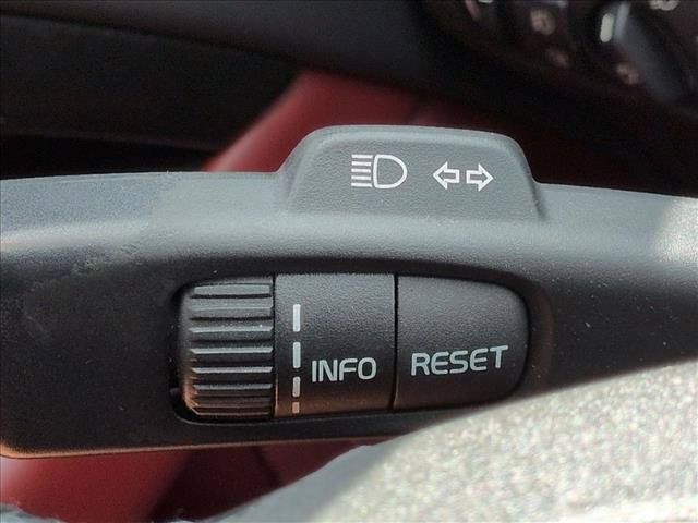Used 2010 Volvo V70 R-Design FWD image 15