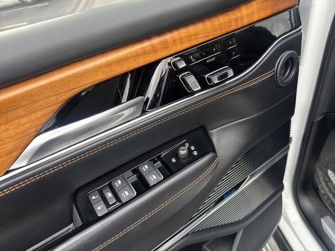 Used 2023 Jeep Grand Wagoneer L Series III image 17