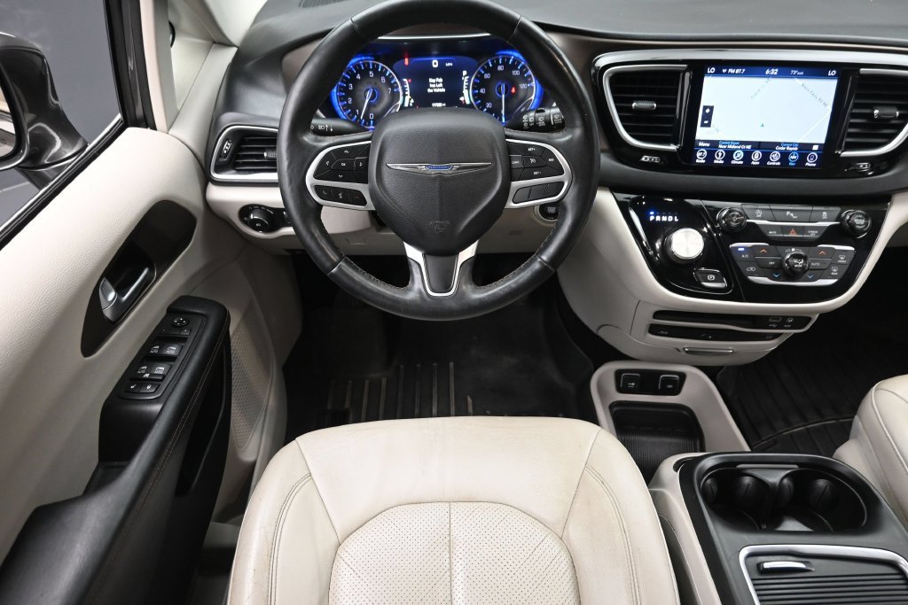 Used 2018 Chrysler Pacifica Touring-L Plus FWD image 16