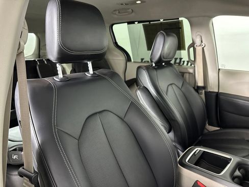 Used 2024 Chrysler Pacifica Touring-L FWD image 27