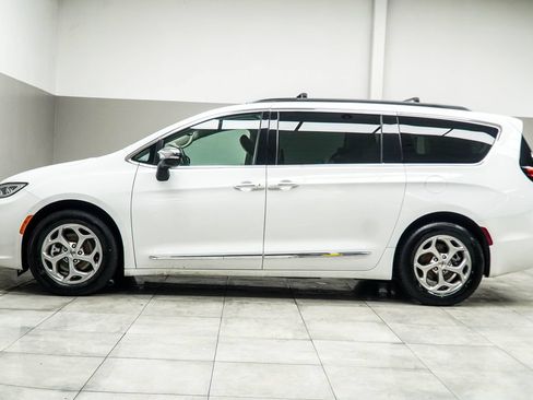 Used 2023 Chrysler Pacifica Limited FWD image 9