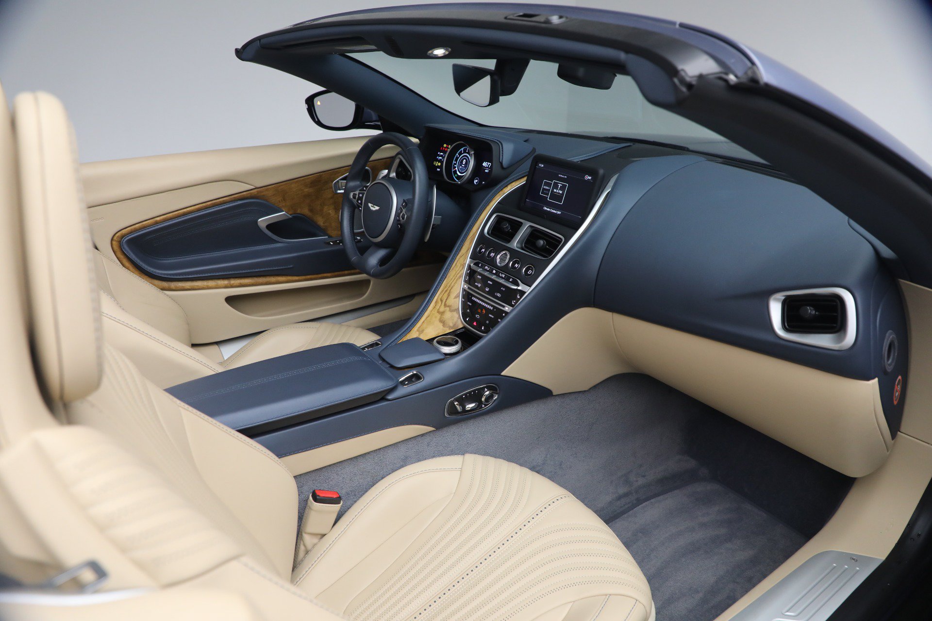 Used 2022 Aston Martin DB11 Volante RWD image 36