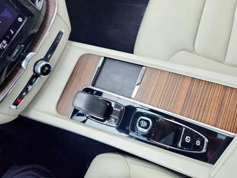 Certified 2022 Volvo XC60 T8 Inscription Expression w/ Climate Package image 27