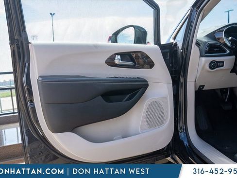 Used 2023 Chrysler Pacifica Limited image 12