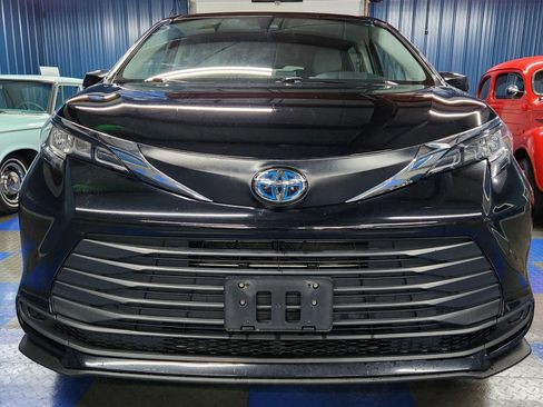 Used 2022 Toyota Sienna LE image 61