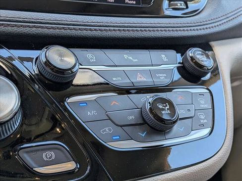 Used 2019 Chrysler Pacifica Limited image 7