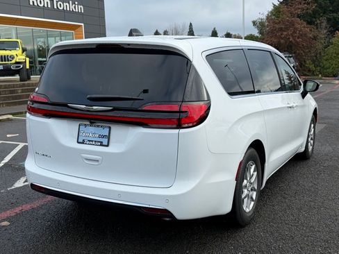 New 2026 Chrysler Pacifica Select image 8