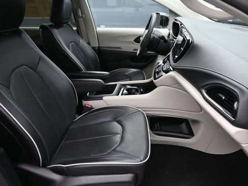 Used 2024 Chrysler Pacifica Limited FWD image 33