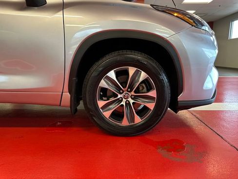 Used 2023 Toyota Highlander XLE AWD/4WD image 30