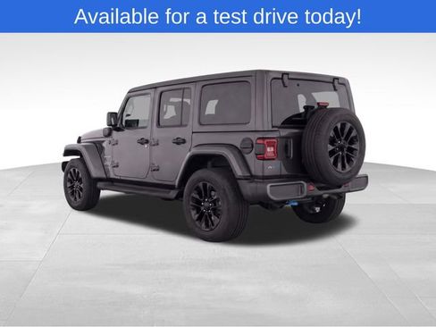 Used 2022 Jeep Wrangler Unlimited Sahara w/ Cold Weather Group AWD/4WD image 3