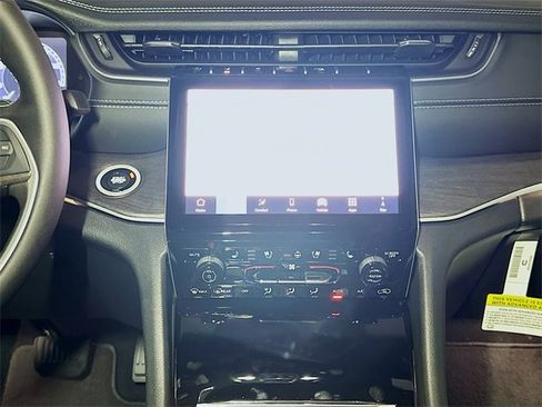 New 2025 Jeep Grand Cherokee Limited w/ Luxury Tech Group II image 8