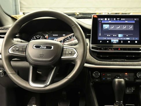 Used 2023 Jeep Compass Latitude AWD/4WD image 13
