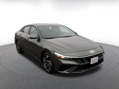 Used 2025 Hyundai Elantra SEL image 3