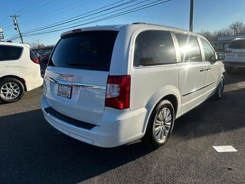 Used 2016 Chrysler Town & Country Touring-L image 5
