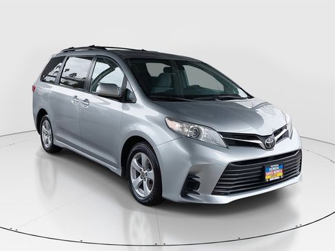 Used 2020 Toyota Sienna LE image 3