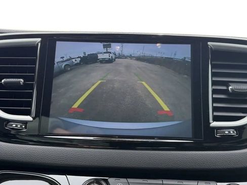 Used 2024 Chrysler Pacifica Touring-L image 9