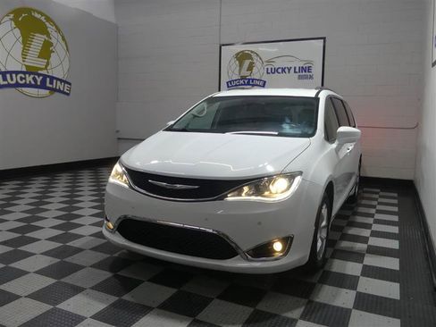 Used 2018 Chrysler Pacifica Touring-L Plus w/ Advanced Safetytec Group FWD image 4