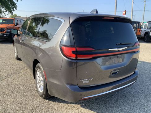 Used 2023 Chrysler Pacifica Touring-L FWD image 9
