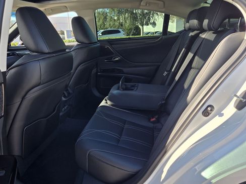 Used 2025 Lexus ES 350 Ultra Luxury w/ Accessory Package (Z2) image 11