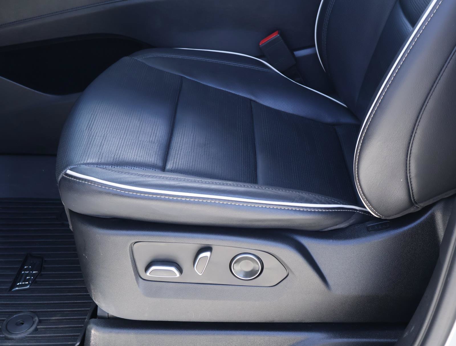 Certified 2023 Cadillac Escalade Premium Luxury RWD image 18