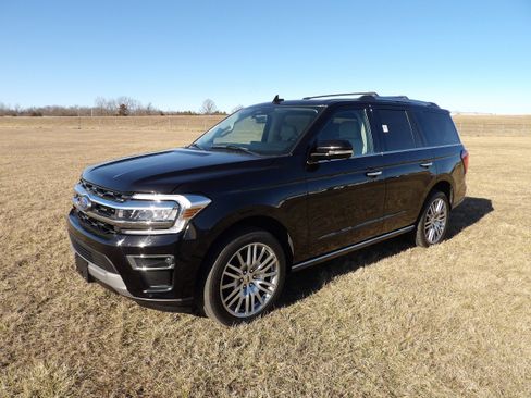 Used 2024 Ford Expedition Limited image 3