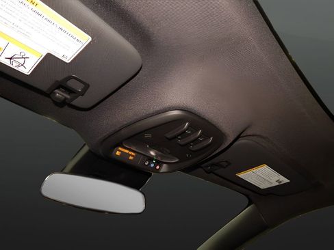 Used 2025 Chevrolet Trax RS w/ Sunroof Package image 18