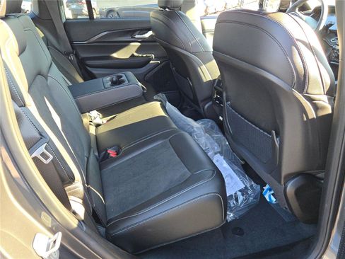 New 2025 Jeep Grand Cherokee Altitude image 11