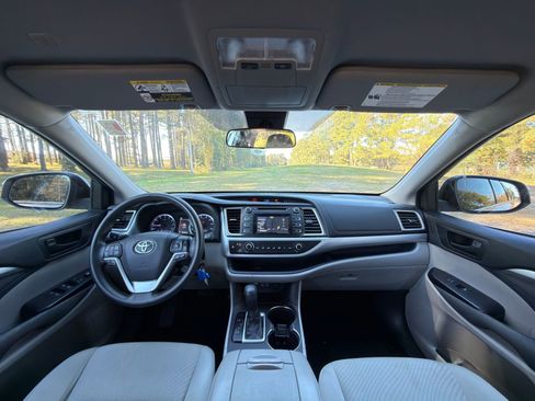 Used 2018 Toyota Highlander LE image 2