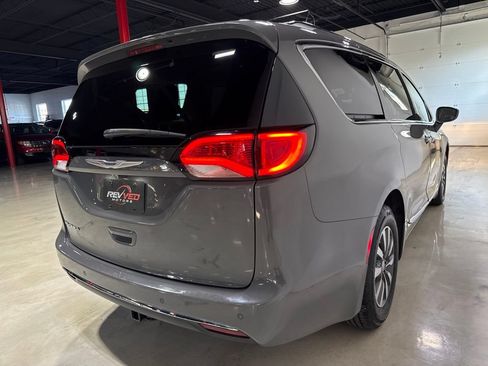 Used 2020 Chrysler Pacifica Touring-L Plus FWD image 7
