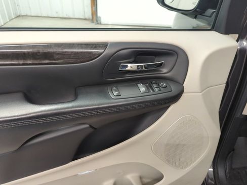Used 2015 Dodge Grand Caravan American Value Package w/ UConnect Hands-Free Group FWD image 12
